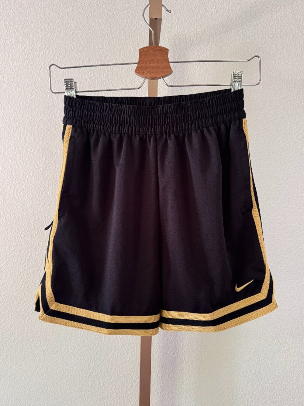 Nike Dri-FIT DNA 24 Basketball Shorts Youth L Black Gold NWOT